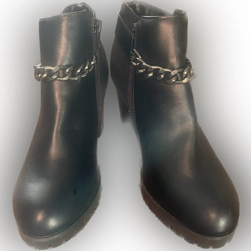 Simply Vera Wang Women’s Chain Detail Heeled Ankle Boots. - Picture 2 of 6